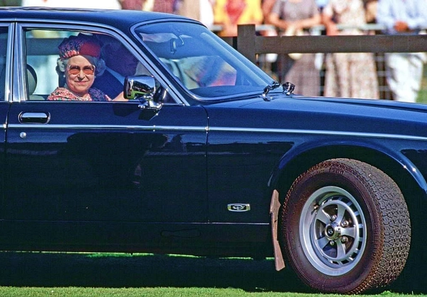 1991 Daimler Double Six on PIRELLI P5 Tyres - Approved by the Queen