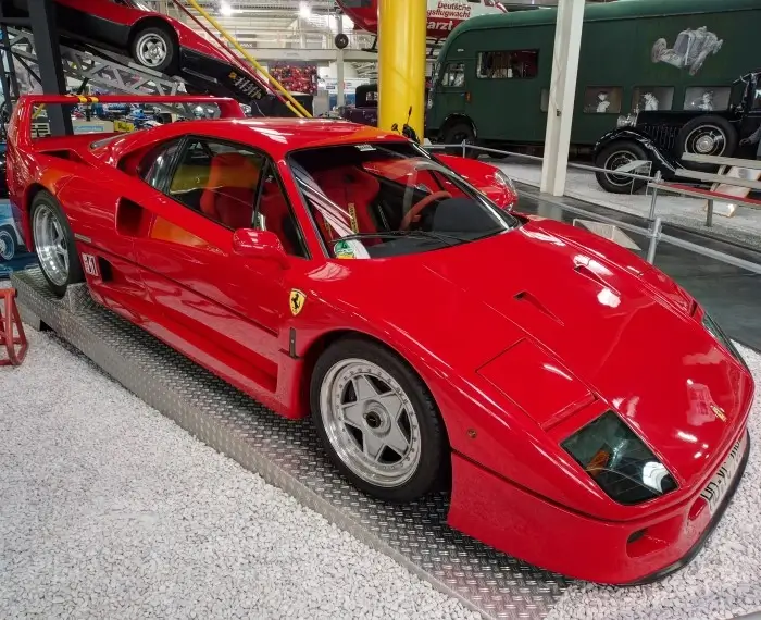 Ferrari F40 su pneumatici P-Zero